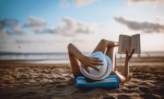 Dhjetë romanet që duhet lexuar gjatë pushimeve verore