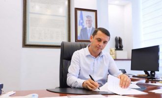 Ministri Gashi nënshkruan dy rregullore të cilat përmirësojnë fushëveprimtarinë e teatrove dhe ansamblet rezidente