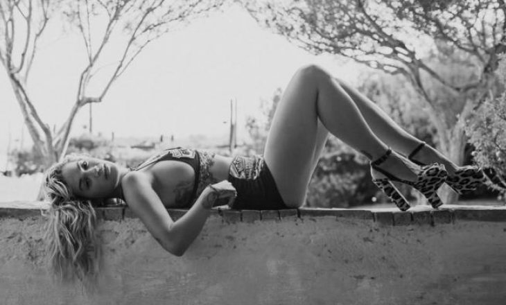 Rita Ora provokon me foto bardh e zi