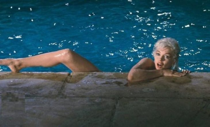 Prapaskenat sensuale të fotos ikonë të Marilyn Monroe në pishinë