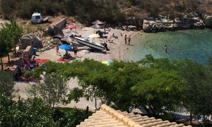 Mbyllet restoranti i Kokëdhimës, plazhi është i lirë për turistët