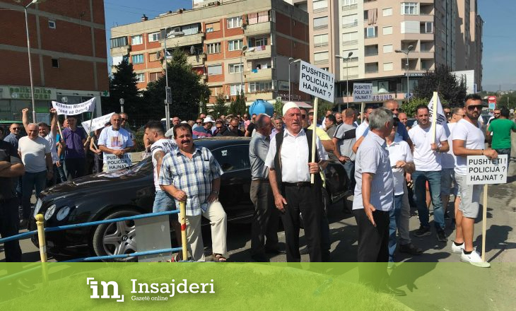 Protestohet në Gjakovë kundër suspendimit të Kristë Gjokajt e pesë zyrtarëve tjerë policor
