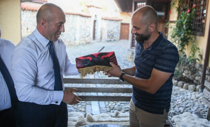 Haradinaj viziton Teqen e Prizrenit