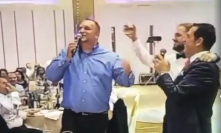 Pasi që u bën bashkë me Haradinajn, edhe Shpend Ahmeti fillon të këndojë
