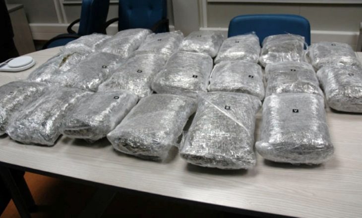 Dy shqiptarë kapen me 91 kg marihuanë në makinë