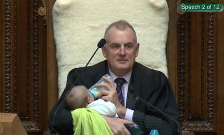 Kryeparlamentari udhëheq seancën duke përkundur foshnjën e një deputeti homoseksual