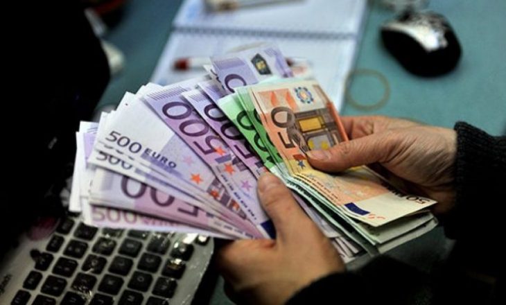 Euro në nivelin më të ulët në 12 vjet në tregun vendas