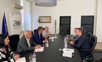 Drejtori i Përgjithshëm i Autoritetit të Aviacionit Civil, z. Eset Berisha vizitoj sot doganen e Kosovës