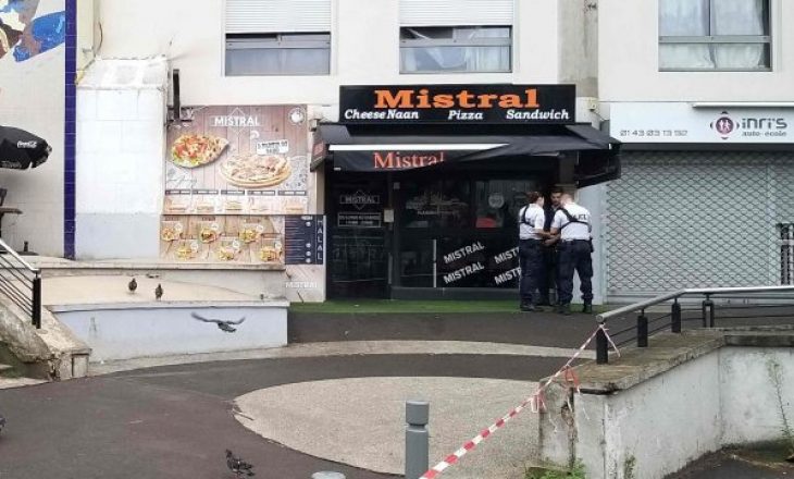 Ia vonoi ushqimin, klienti vret kamerierin në Paris