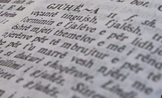 A gabojmë kur huazojmë fjalë të huaja në gjuhën shqipe?