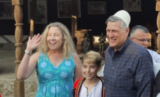 Ambasadori amerikan në Kosovë shfaqet me plis në kokë