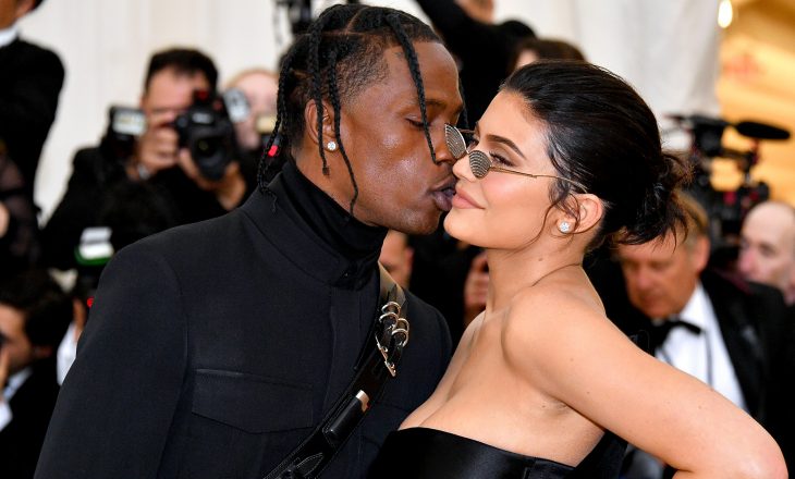 Kylie Jenner pozon nudo në krahët e të dashurit