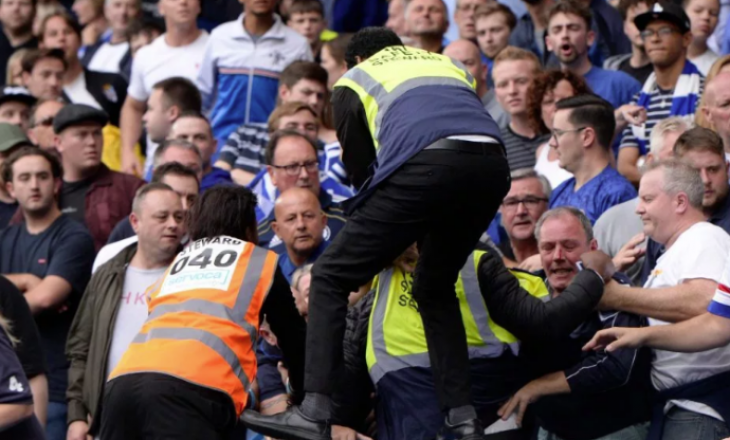 Tifozët e Chelseat përleshen mes vete pas barazimit me Leicesterin (FOTO)