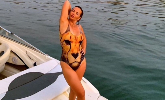Nëna e Rita Orës me foto hot në bikini: Kurrë më të reja nuk do të bëhemi