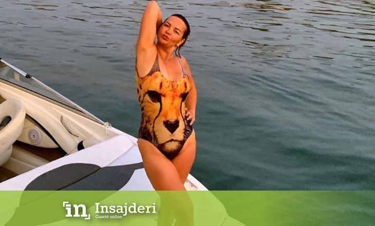 Nëna e Rita Orës me foto hot në bikini: Kurrë më të reja nuk do të bëhemi