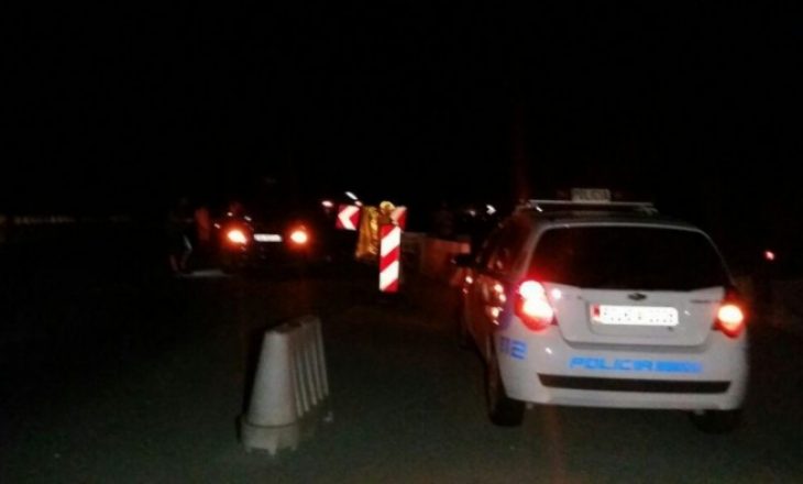Makina del nga rruga dhe përfundon në kanal, lëndohen dy persona