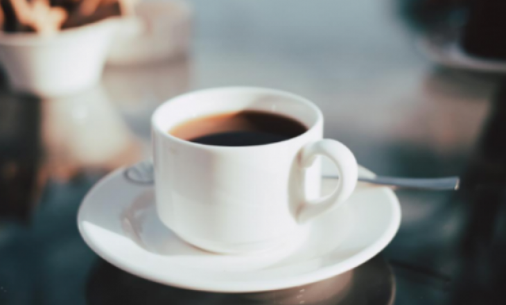 Arsyeja pse nuk duhet të pini kafe herët në mengjes