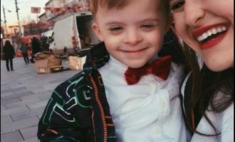 Fotot e djaloshit nga Kosova me sindromën Down shfaqen në Time Square