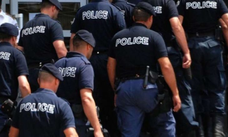 E rrahën dhe keqtrajtuan një të arrestuar – Arsyeja që çoi në suspendim të gjashtë zyrtarëve policorë në Gjakovë