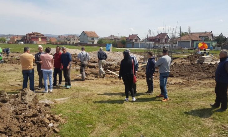 Qytetarët rrënojnë gurthemelin e xhamisë në Llugaxhi të Lipjanit