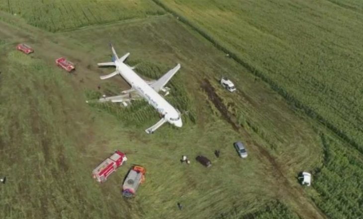 “Heronj të Rusisë”, Putin nderon dy pilotët që ulën avionin në arën e mbjellë me misër