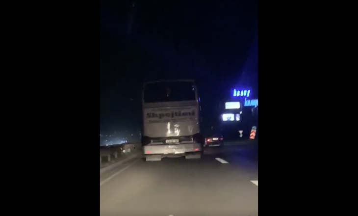 Autobusi lëviz në autostradë pa drita, rrezikon vozitësit e tjerë