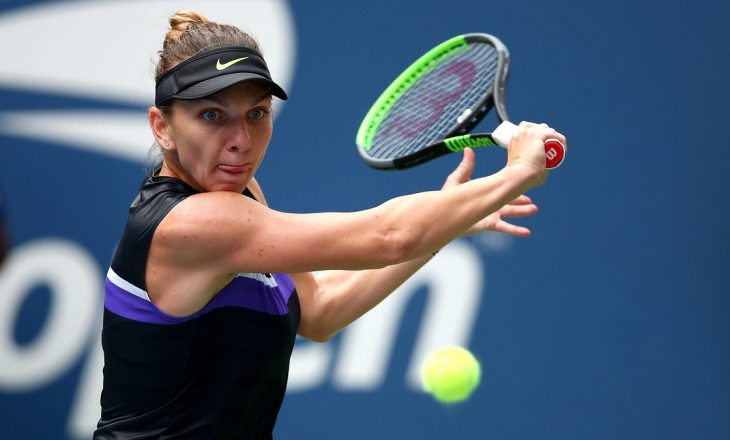 Osaka e nis me fitore mbrojtjen e titullit, fitojnë edhe Halep e Wozniacki