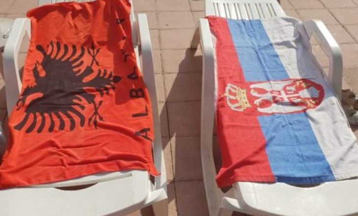 Gazetari i njohur bën bashkë flamurin shqiptar me atë serb në mes të Beogradit