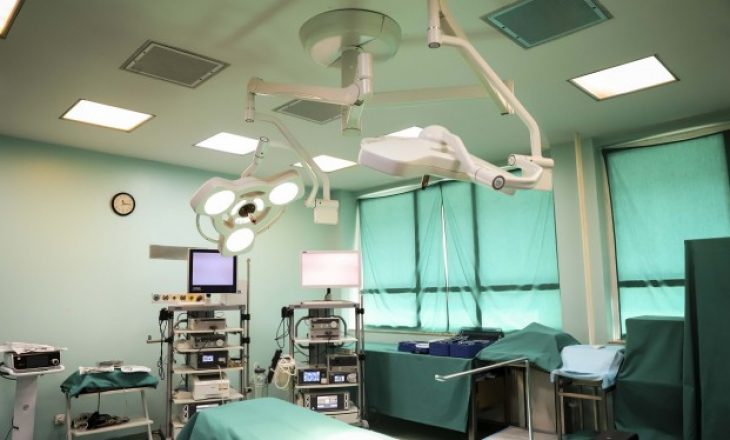 Pas tre vitesh, Klinika e Gjinekologjisë bëhet me pajisjen e laparaskopit