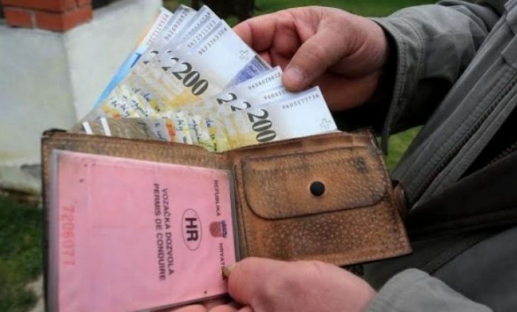 Gjen kuletën me 7 mijë euro por ia kthen pronarit