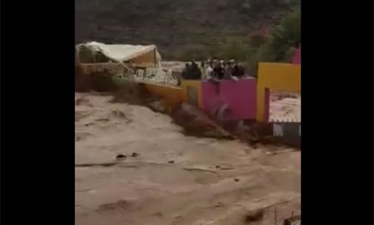 Tragjedi gjatë përmbytjes së një fushe të futbollit