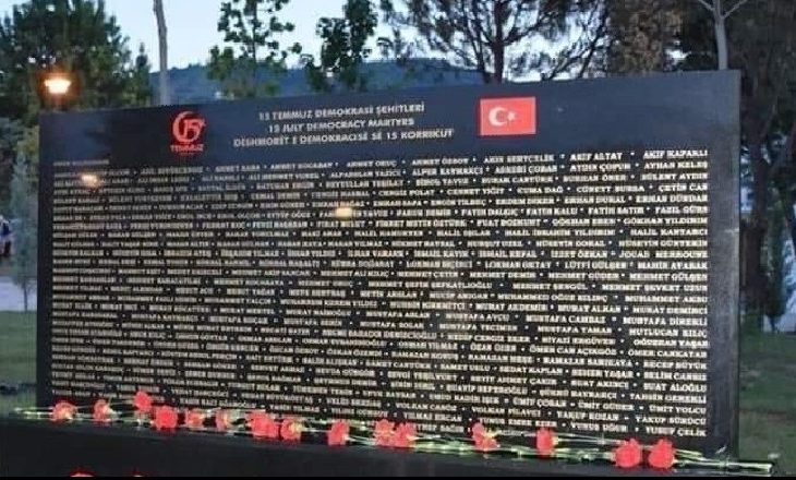 “Ju na keni shkelur dhe na keni shtypur 500 vite rresht” – Qytetarët shqiptarë kundër memorialit Turk në Tiranë
