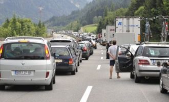 Mërgimtarët ankohen që po presin 10 orë nëpër kufij, s’ka as banjë