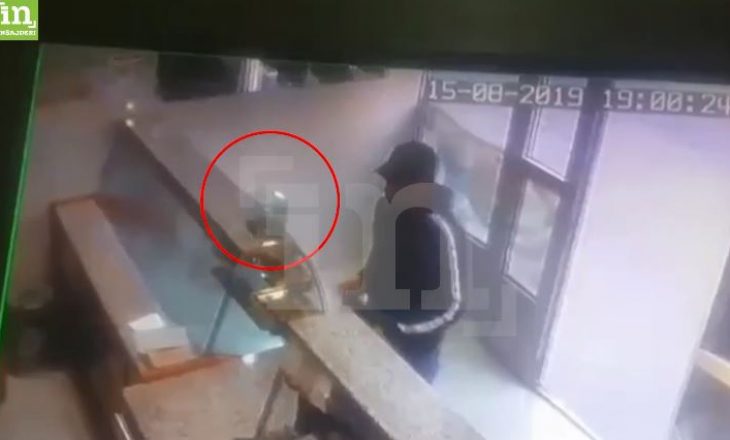 Një person vjedh kutinë me para të bamirësisë në një furrë të Podujevës