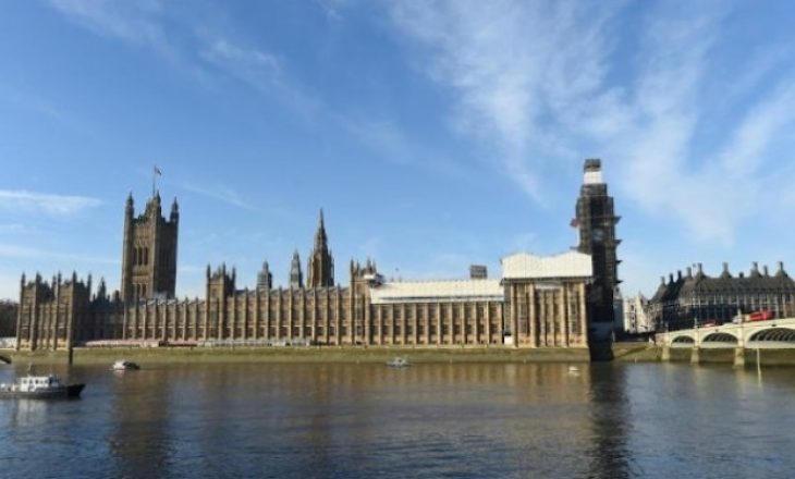 Mbretëresha britanike pezullon Parlamentin