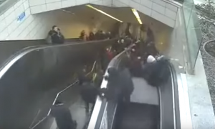 Pamje të frikshme, shkallët lëvizëse e ‘thithin’ një person