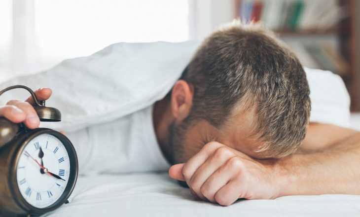 Nëse flini më shumë se tetë orë, mund të keni pasoja