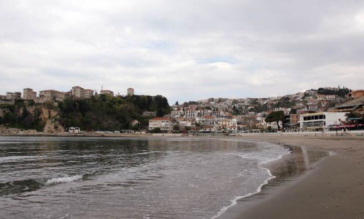 Turistët nga Kosova dëbohen nga Mali i Zi sepse kanë kënduar këngë për UÇK-në