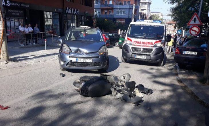 Aksident në mes një veture e motoçiklete te Parku i Qytetit