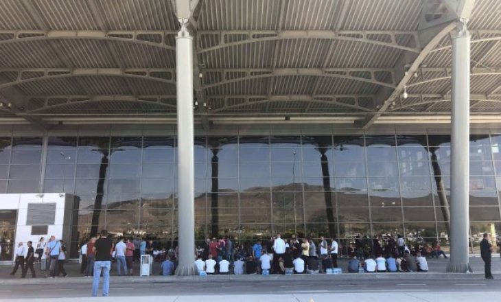 Mbyllet greva e punëtorëve të aeroportit, pritet vendimi për hapat e ardhshëm