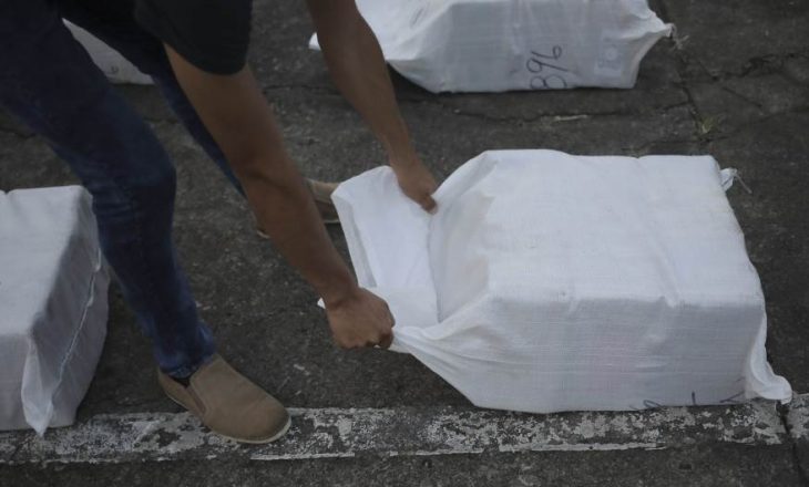 Në Atlantik konfiskohen 800 kilogramë kokainë, kontrabandistët shtetas serbë