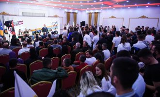 Kaçanikasit stërmbushin sallën në pritje të Haradinajt