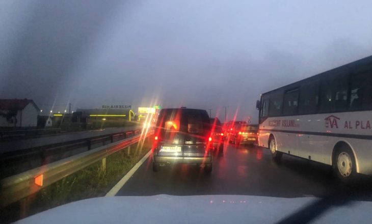 Kolona të gjata në rrugën Prishtinë-Drenas