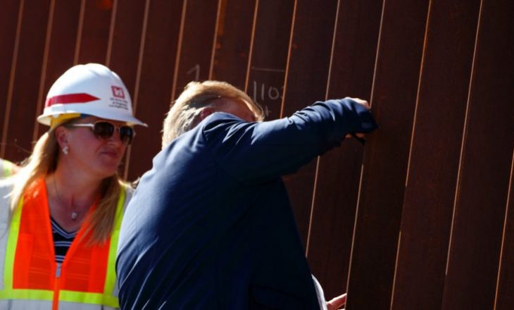 Trump nënshkruhet në murin e ri pranë kufirit SHBA-Meksikë