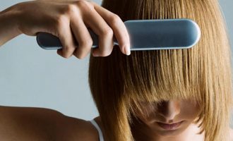 Përtërini flokët e dëmtuar pas pushimeve verore me ndihmën e këtij artikulli të lirë