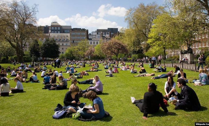 Britania pritet të ndryshojë politikat rreth qëndrimit të studentëve