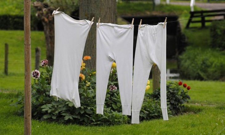 3 mënyrat më të mira për të hequr hijen e verdhë nga rrobat e bardha; pa kimikate dhe ilaçe të shtrenjta