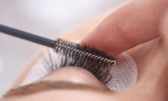 Qerpikët falso rrezikojnë rënien e të vërtetëve