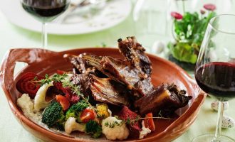 Mish keci i pjekur në qumësht