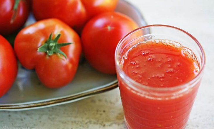 Nga eleminimi i qelizave kancerogjene deri tek kolesteroli; Të gjitha arsyet përse duhet të pini lëng domate